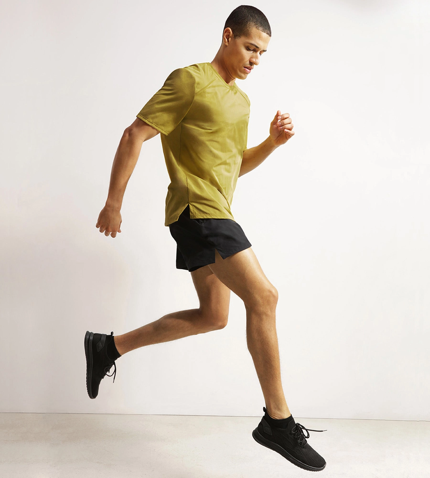 Men's sports T-shirt in breathable Olive Dim Move fabric